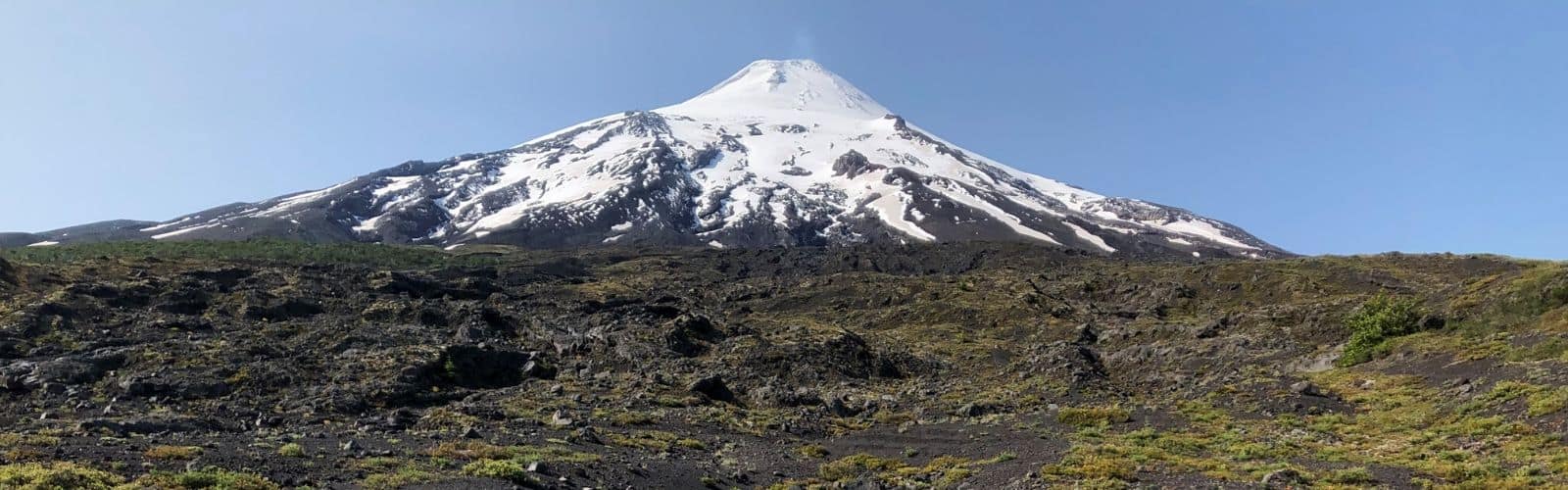 Una imagen del Volcán Rukapillan, una majestuosa montaña cubierta de nieve.