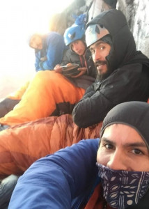 Un grupo de personas duerme en lo alto de una montaña después de llevar su "ración de marcha" para sustentarse.